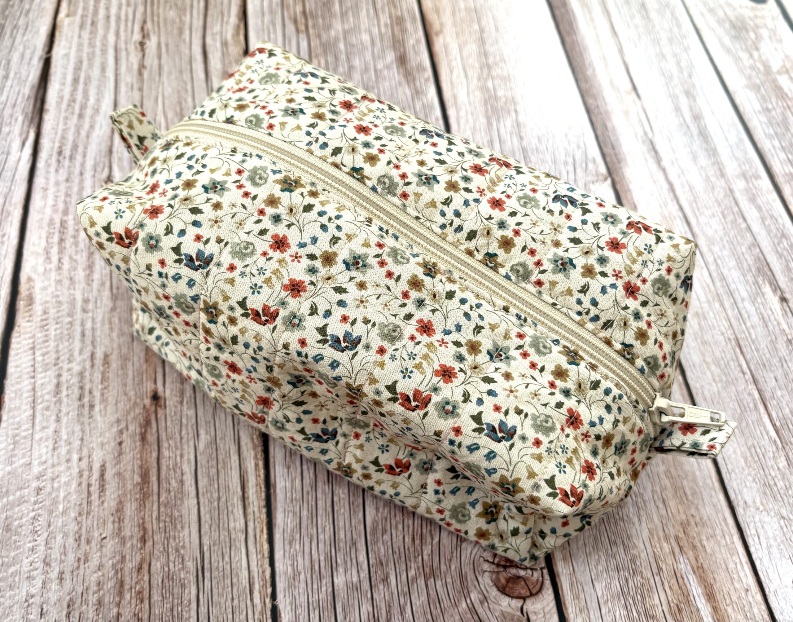 Beež lilleline kosmeetikakott